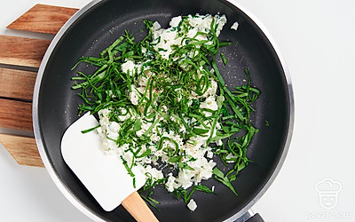 Сделайте начинку. В сковороде нагрейте масло. Выложите лук, жарьте 2-3 минуты до прозрачности. Добавьте шпинат. Готовьте еще одну минуту. Уберите сковороду с плиты, добавьте сыр фета и укроп. Поперчите, перемешайте.