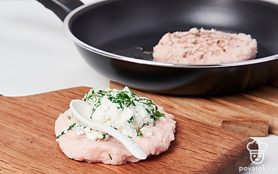 Подготовьте котлеты. Из фарша сформируйте 8 плоских котлет. На 4 из них выложите начинку, сверху разместите вторые половины. Прижмите по краям. Немного посолите и поперчите. Обжарьте с двух сторон на сильном огне до готовности.