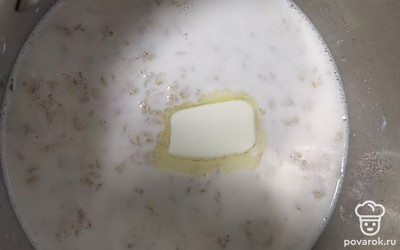 Добавьте в кашу сливочное масло и перемешайте. Дайте каше настояться 30 минут.