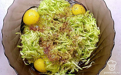 Поместите кабачки в глубокую посуду. Добавьте яйца, соль и перец, перемешивайте. После добавьте муку, все перемешайте. Разогрейте хорошо сковороду, добавьте несколько капель растительного масла и выложите разложите равномерно тесто. Обжарьте блины.