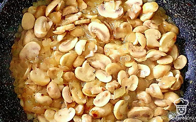 Для приготовления начинки на масле обжарьте лук. Добавьте грибы, обжарьте и добавьте соль и перец. Обжаривайте до полного выпаривания жидкости.