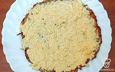 Натертый сыр соедините с пропущенным через пресс чесноком. Добавьте майонез и тщательно перемешайте массу.