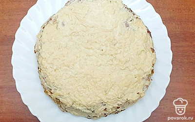 Верхний кабачковый блинчик смажьте только сырно-чесночной массой.