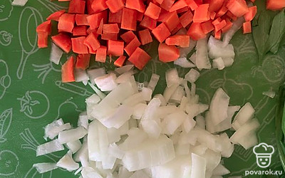 Нарежьте морковь и лук кубиком, нашинкуйте зелень.