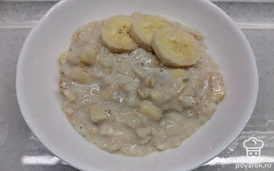 Каша готова. При подаче украсьте кружочками банана. Приятного аппетита! 