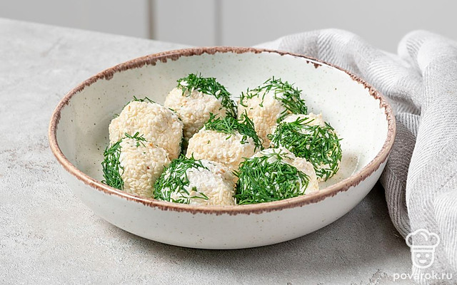 Творожные шарики с чесноком, зеленью и кунжутом — Рецепт с фото