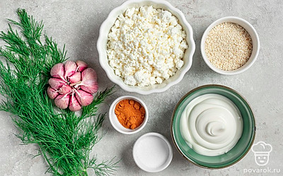 Укроп вымойте, обсушите на бумажных полотенцах, измельчите. Чеснок очистите от шелухи, пропустите через пресс. Кунжут выложите на сковороду без масла, подержите на среднем огне 2-3 минуты, постоянно помешивайте.