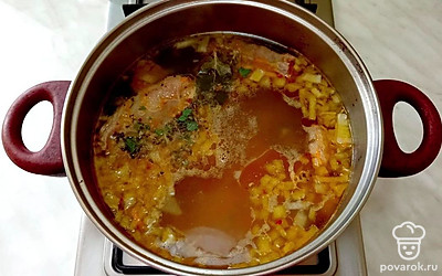 В кастрюлю с мясом и картофелем переложите обжаренный лук, морковь и огурцы. Перемешайте.