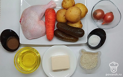 Куриный окорок помойте. Овощи почистите и также помойте. Рис промойте, подготовьте все необходимые продукты.