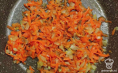 В кипящий бульон добавьте рис, нарезанный кубиками картофель и, на небольшом огне, варите все 15 минут. За это время подготовьте зажарку. На разогретой с растительным маслом сковороде, поджарьте натертую на крупной терке морковь и нарезанный мелкими кусочками лук, до золотистого цвета.
