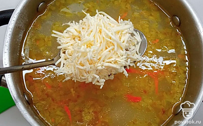 Добавьте в кастрюлю готовую зажарку, нарезанные небольшими кубиками соленые огурцы и натертый на средней терке плавленый сырок. Варите суп еще 6-7 минут, постоянно помешивайте, потому, что из-за добавления плавленого сырка он может «убежать». Выключите огонь, накройте кастрюлю крышкой и дайте супу настояться 15 минут.