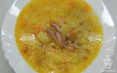 Подавайте куриный рисовый суп с сыром и солеными огурцами горячим, в глубокой тарелке, добавьте в него ложку сметаны, сверху посыпьте чесноком и рубленной зеленью.