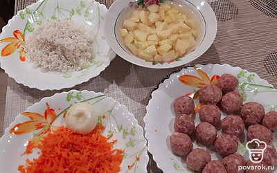 Подготовьте и отмерьте все ингредиенты. Мясо хорошо промойте.