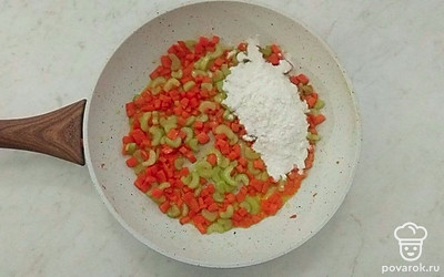 Морковь и стебель сельдерея вымойте, обсушите и мелко нарежьте. В сковороду влейте оливковое масло и слегка поджарьте сельдерей и морковь. Затем всыпьте муку и перемешайте ее равномерно с обжаренными морковью и сельдереем.