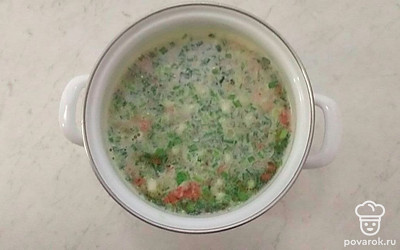 Влейте 1 литр воды и мелко нарубленный зеленый лук. Доведите до кипения и добавьте нарезанный кубиками картофель. Варите суп на тихом огне 20 минут.