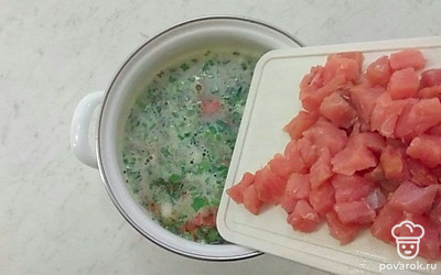 Нарежьте копченую семгу кубиками и добавьте к супу, когда картофель будет практически готов. Влейте сливки после добавления рыбы – это сделает суп более нежным.