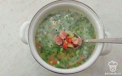 Добавьте соль и перец в конце приготовления по своему вкусу. Обратите внимание, что копченая рыба бывает малосольная или соленая. Во время постепенного остывания супа рыба еще отдаст соль. Следите за тем, чтобы не пересолить.