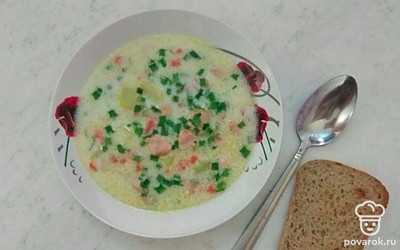 Подавайте к столу горячим как основное блюдо. Дополните суп с семгой гренками из белого хлеба или подсушенного в духовке багета.