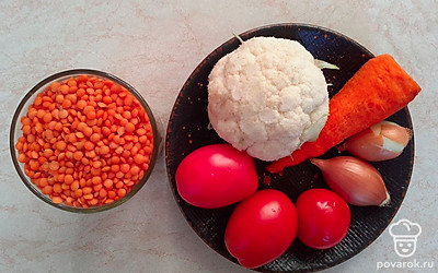 Чечевицу промойте, залейте холодной водой и поставьте на плиту. Пока греется вода, подготовьте необходимые овощи.