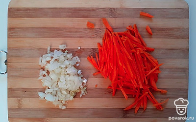 Морковь нарежьте соломкой или натрите на терке. Лук нарежьте мелко. На горячую сковороду со сливочным маслом выложите овощи и пассеруйте их 5-7 минут.