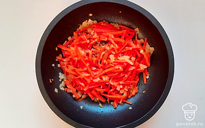 Пока готовятся лук и морковь, нарежьте помидоры кубиком. Предварительно можно снять с них шкурку. Добавьте к овощам в сковороде, пассеруйте еще пару минут. Цветную капусту разделите на соцветия средней величины. Опустите ее в кипящий бульон с чечевицей. Посолите, поперчите и добавьте лавровый лист.