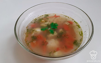 Подавайте суп с красной чечевицей разлив по глубоким тарелкам. Посыпьте кушанье мелко порубленной зеленью петрушки или укропа. Дополните и подчеркните вкус супа ложкой сметаны и ржаными сухариками.