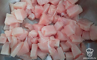 Филе нарежьте и отварите в подсоленной воде.