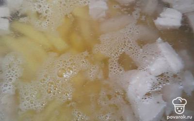 Картофель очистите, нарежьте и положите в кипящий бульон.