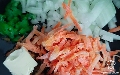 Лук, морковь и болгарский перец обжарьте в смеси подсолнечного и сливочного масел с томатной пастой. Добавьте получившуюся заправку в бульон.