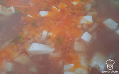 Последним добавьте рис. Варите до готовности крупы.