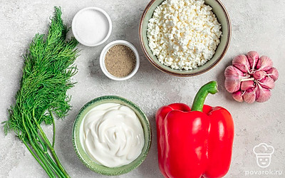 Откройте упаковку с творогом, переложите его в глубокую миску. Болгарский перец и зелень вымойте, обсушите. У перца отделите плодожножку, удалите семена и внутренние мембраны. Половинку отложите, она пригодиться для приготовления других блюд. Зубчик чеснока очистите от шелухи. Хлеб для подачи при желании подсушите на сухой сковороде или в тостере.