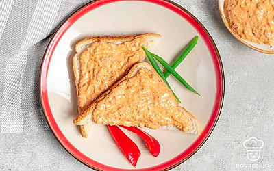 Творожную намазку с болгарским перцем и чесноком нанесите на подготовленные кусочки хлеба. Подайте в качестве перекуса или дополнения к любой трапезе.