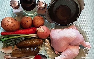 Подготовьте все продукты по списку. Под холодной проточной водой тщательно промойте куриные окорочка, просушите бумажным полотенцем.