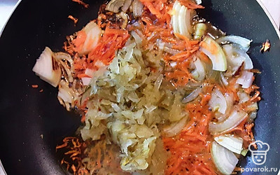 Налейте в кастрюлю воду, опустите в нее куриные окорочка и варите бульон 30-45 минут на среднем огне. Лук нарежьте соломкой, морковь натрите на крупной терке или нарежьте мелкими брусочками. Разогрейте сковороду с небольшим количеством растительного масла, выложите на разогретую сковороду лук и морковь и жарьте 4-5 минут. Малосольные огурцы натрите на крупной терке и выложите в сковороду вместе с выделившимся из них рассолом и тушите еще 4 минуты.