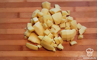 Картофель нарежьте кубиками среднего размера.