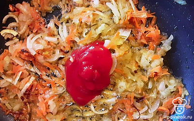 Добавьте в сковороду к овощам томатную пасту и тушите еще 2 минуты. Достаньте из готового бульона курицу и охладите ее.