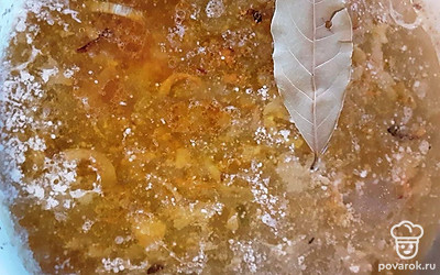 В куриный бульон положите нарезанный картофель и варите 15 минут. Не солите суп на этом этапе, иначе есть риск его пересолить.