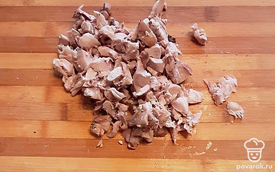 Когда курица остыла, отделите ее от костей и нарежьте кубиками, после чего добавьте ее в бульон с картофелем, туда же добавьте тушеные овощи, положите лавровый лист и варите 5 минут, затем добавьте соль и перец. Мелко порежьте зелень. Разлейте суп по тарелкам, украсьте зеленью.