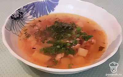 Чтобы украсить куриный суп и придать ему еще больше питательных свойств, при подаче можете положить в тарелку половинку сваренного вкрутую куриного яйца.