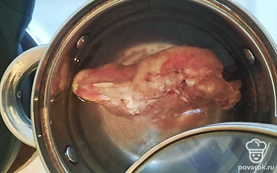 Отварите куриную грудку до готовности, снимая пенку. 