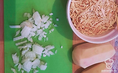 Нарежьте мелким кубиком картофель и лук. 