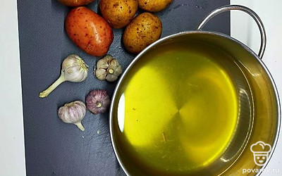 Подготовьте продукты по списку ингредиентов. Картофель помойте. Заранее сварите овощной бульон.