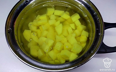 Нарежьте картофель небольшими кубиками. Опустите в кастрюлю с овощным бульоном и варите 15 минут.
