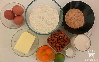 2/3 части миндаля измельчите в крошку, не сильно мелко, с помощью ножа или блендера. Разрежьте лайм на 2 части и выжмите сок из одной половины, процедив его, чтобы убрать лишнюю мякоть и косточки. Также разогрейте духовку до 150℃.