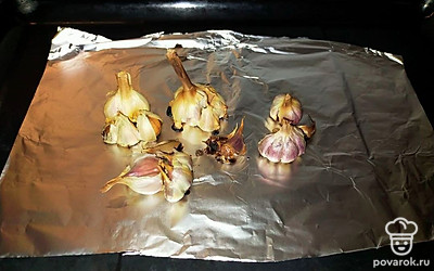 Запеките чеснок в духовом шкафу 15 минут при температуре 180°C. Добавьте в бульон раздавленный через пресс печеный чеснок, посолите, поперчите и варить еще 15 минут.