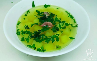 Налейте суп в глубокую порционную тарелку. Добавьте несколько зубков запеченного чеснока. Украсьте рубленой петрушкой.