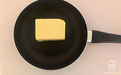 Масло сливочное растопите на сковородке или в ковшике. В отдельной емкости смешайте миндальную крошку и муку.