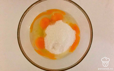 Яйца и желтки отправьте в миску, добавьте сахар, и все взбейте до получения однородной массы и до полного растворения сахара. Яйца должна увеличиться в объеме примерно в два раза.