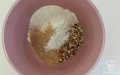 Влейте яичную массу в готовую сухую смесь из орехов и муки, добавьте сок половины лайма, перемешайте все и добавьте оставшийся целый миндаль. Вымешивайте тесто пока оно не перестанет липнуть к рукам.