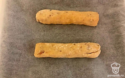 Из полученного тесто скрутите две колбаски, переложите их на пергамент и отправьте в духовку заранее разогретую до 150℃ Выпекайте примерно 20-30 минут. Далее достаньте колбаски из духовки.